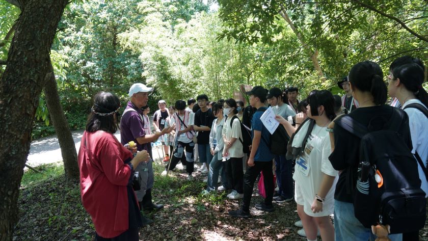 培育綠色青年 新北永續未來學院跨域實作探索永續 46 《圖說》走讀漳和濕地環境教育活動讓學生認識水資源循環與城市生態的緊密關聯。〈環保局提供〉