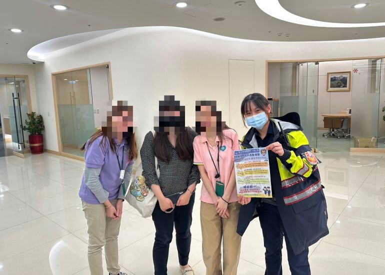 行員慧眼識破騙局 中和警48小時守住民眾277萬血汗錢 32 《圖說》員警現場反詐宣導。〈中和分局提供〉