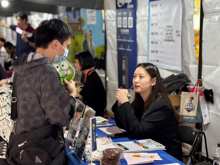 陰雨澆不熄求職熱情 新北亞東科大就博會媒合逾5成 14 《圖說》科技產業吸引不少學生駐足詢問。〈勞工局提供〉