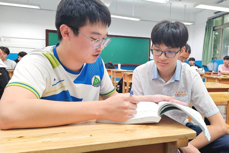 新北技職生統測亮眼 323人衝破55級分 挑戰頂尖科大 17 《圖說》新北高工電機科陳柏廷(左)66級分有望爭取國立臺北科技大學電機工程系。〈教育局提供〉