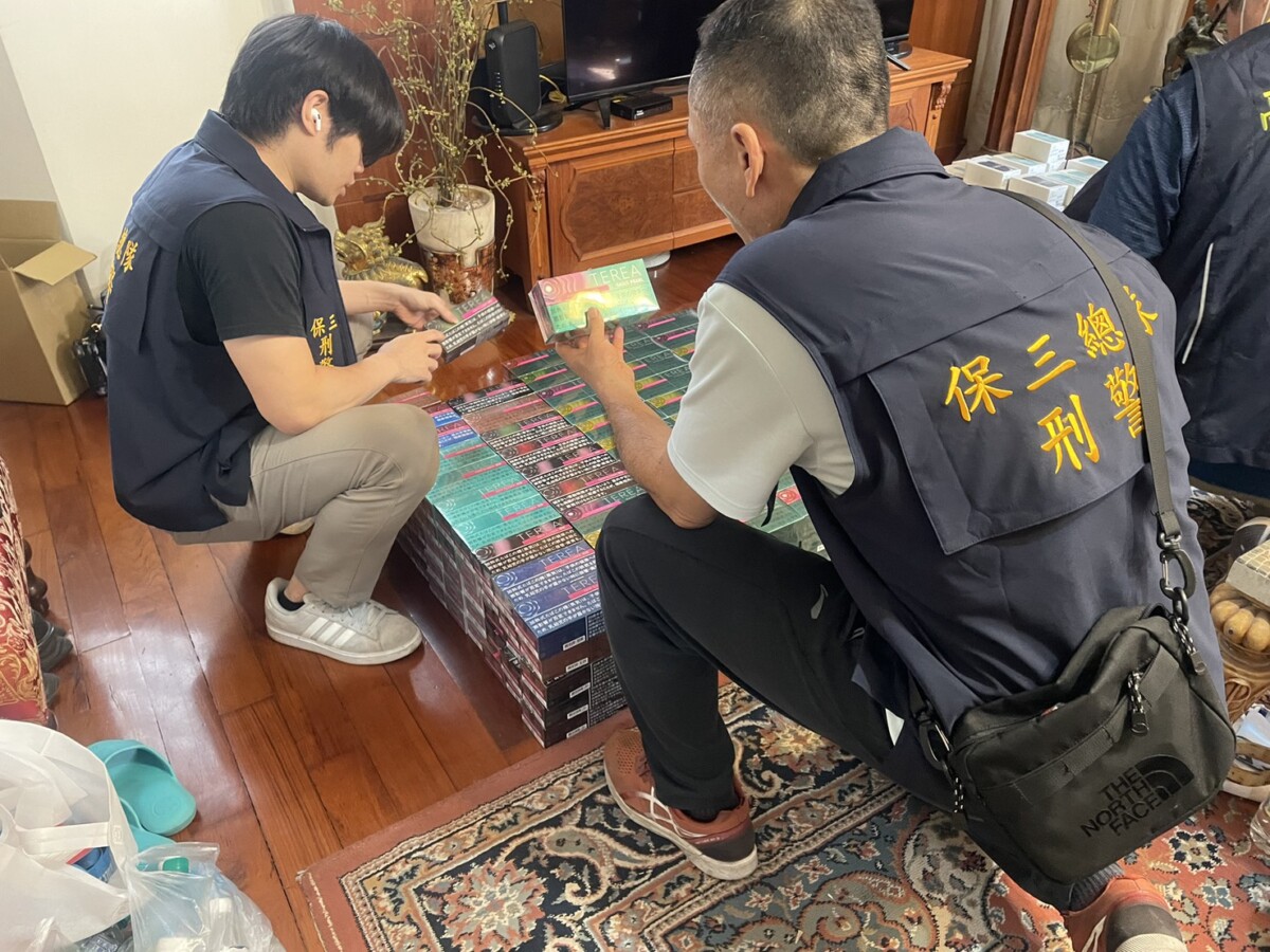 ▲保三總隊第二大隊高雄偵查分隊查獲吳姓主嫌擁有非法加熱菸共計4,780包(記者 李堂安 翻攝)