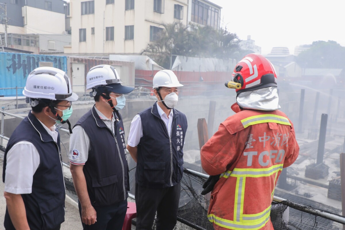 ▲台中市政府第一時間啟動跨局處應變，市府副秘書長張大春赴現場勘查，強調工安不容妥協。(圖/記者顏淑娟翻攝)