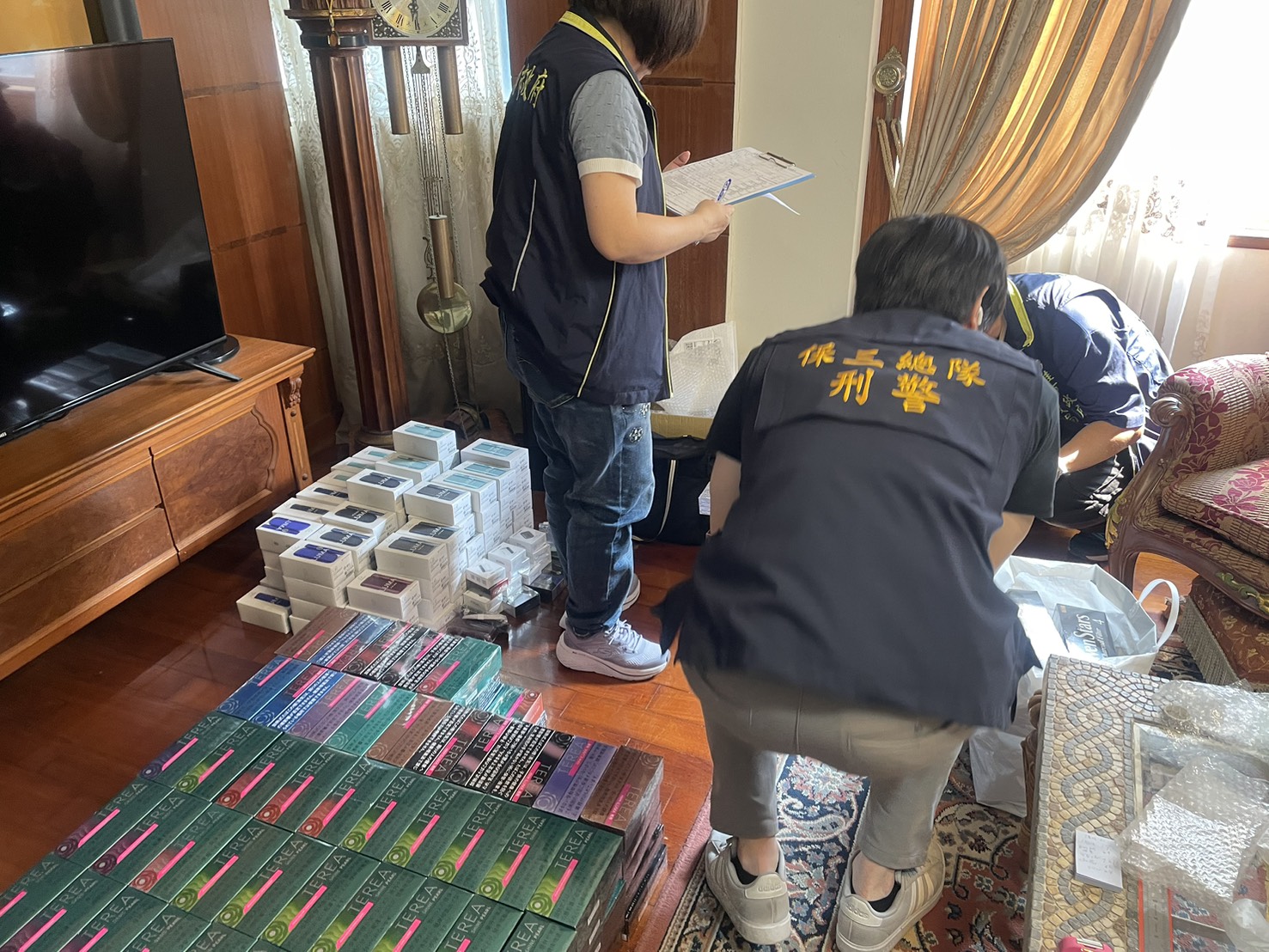 螞蟻搬家囤百萬私菸 保三總隊破獲行李走私加熱菸案,查獲5千包加熱菸