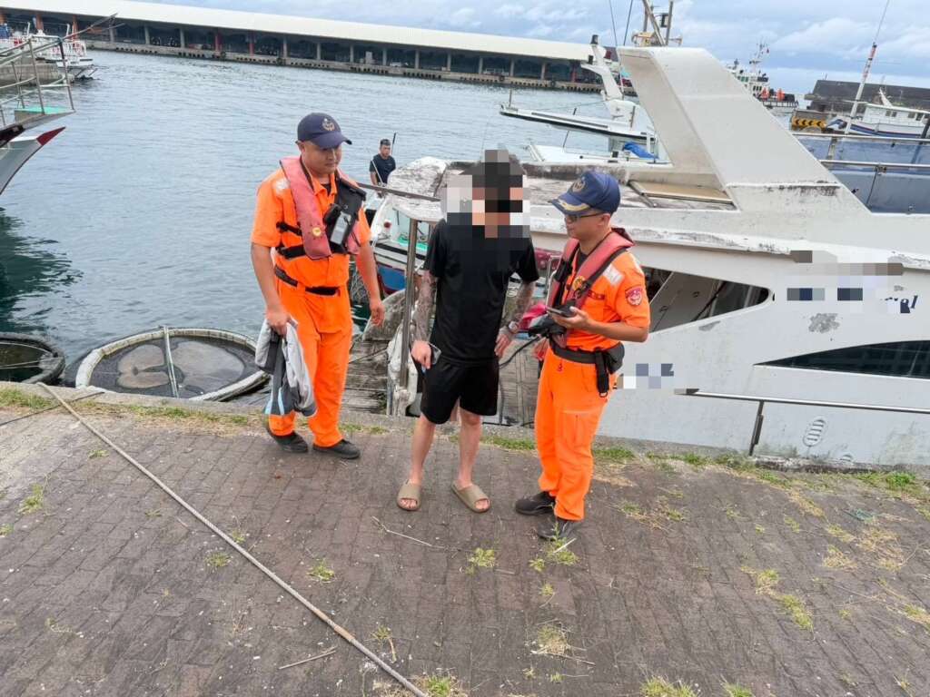 ∆海巡署東部分署第一三岸巡隊綠島安檢所,於今(14)日下午1時許,主動查獲乙名男性通緝犯,經實施偵訊筆錄後,案移臺南地方檢察署偵辦。(圖/海巡署東部分署第一三岸巡隊提供)