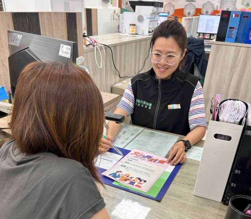 ▲彰化就業中心就服員向求職者說明婦女再就業獎勵計畫內容。(圖/中彰投分署提供)