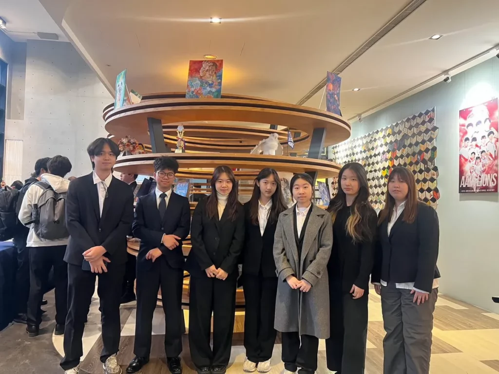 國際實驗教育學生經常透過跨學科學習，將研究能力與公共議題意識結合，回應當代社會的複雜挑戰。圖為參加耶魯模擬聯合國大會的該校學員。