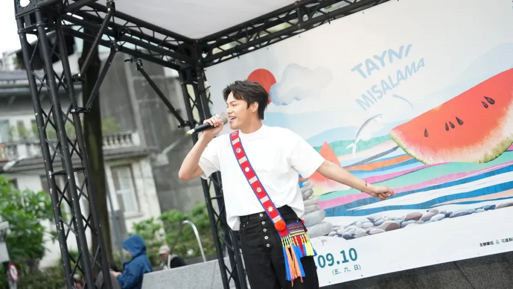 KOL楊勝賢（楊楊）與專業Live Band將原民弦樂與流行曲風融合，吸引大批年輕族群駐足