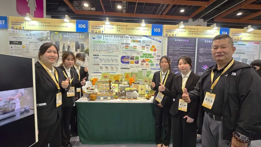 學生團隊表示,展示台上的食品是在陶冠全老師的指導下,結合其深厚的廚師實務技術與學理知識,將理論轉化為可執行的創新食譜。(圖/陳惠玲攝影)