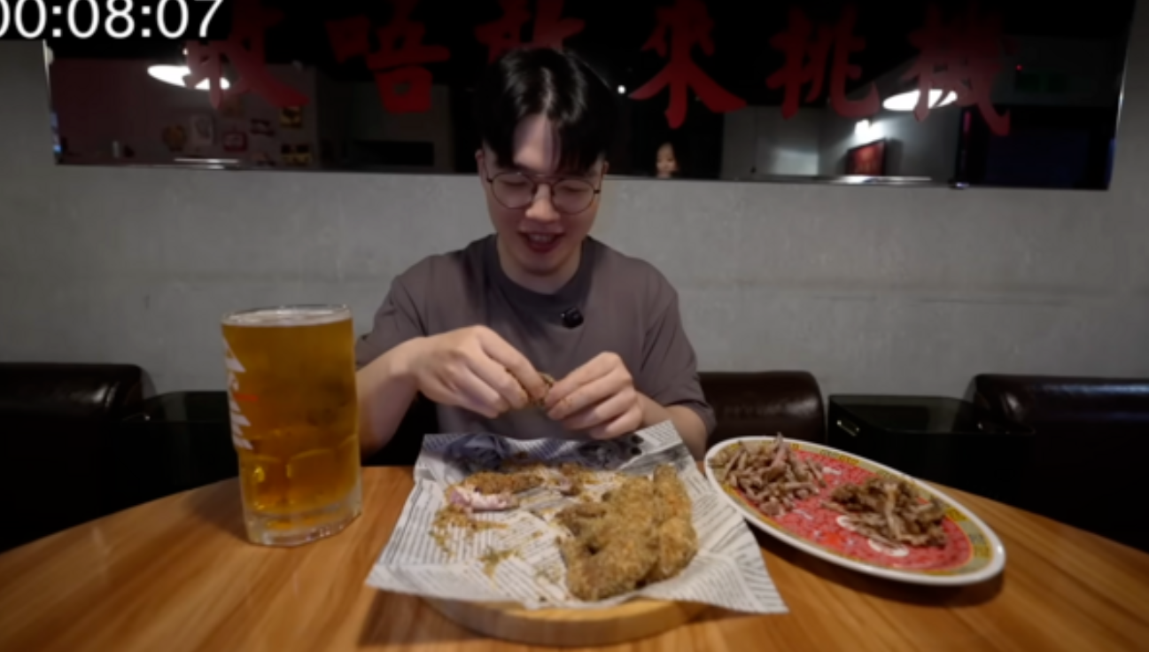 吃貨豪豪挑戰吃雞翅。(圖/翻攝吃貨豪豪YouTube)