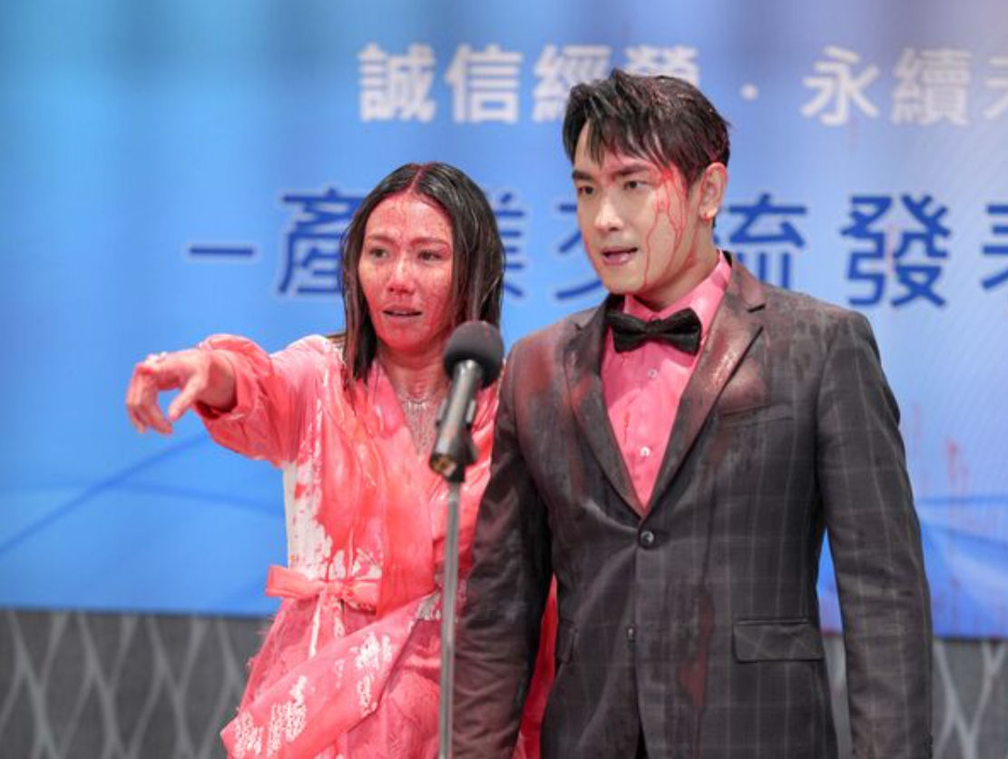 大牙演出反派角色,遭賞巴掌、潑紅漆。(圖/三立提供)