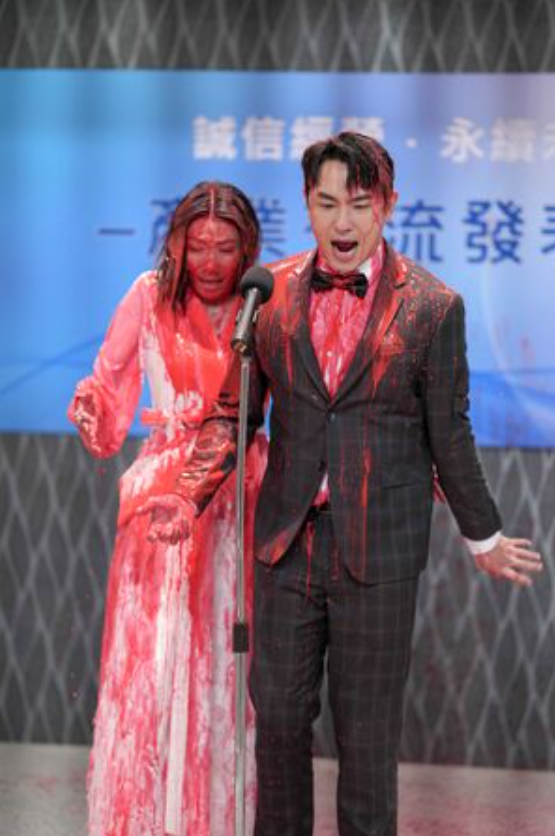 大牙演出反派角色,遭賞巴掌、潑紅漆。(圖/三立提供)