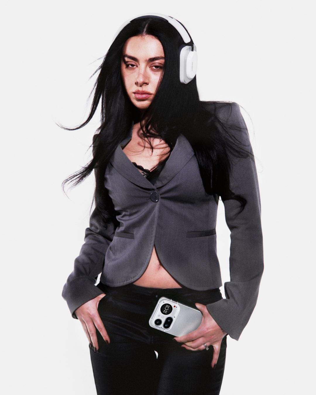 「Brat」從歌壇蔓延到科技圈! 倫敦3C大廠Nothing宣布Charli XCX成為品牌全球大使兼新股東