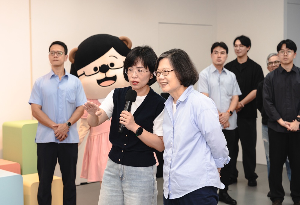 蘇巧慧邀開箱競辦 蔡英文笑稱: 她唱歌真的比我好聽 208 248260514a03