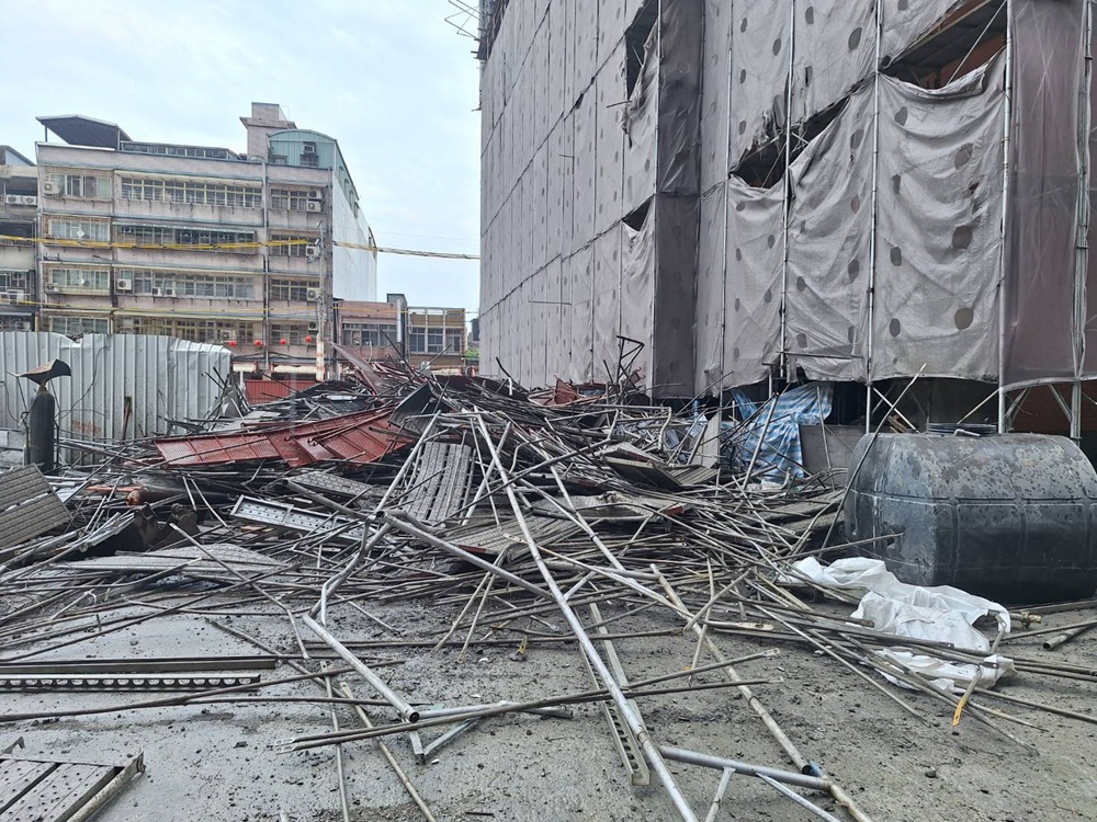 驚悚工安意外 工地鷹架倒塌1人墜樓傷1人身亡 195 cnews204260514a04