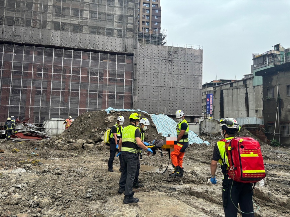 驚悚工安意外 工地鷹架倒塌1人墜樓傷1人身亡 196 cnews204260514a05