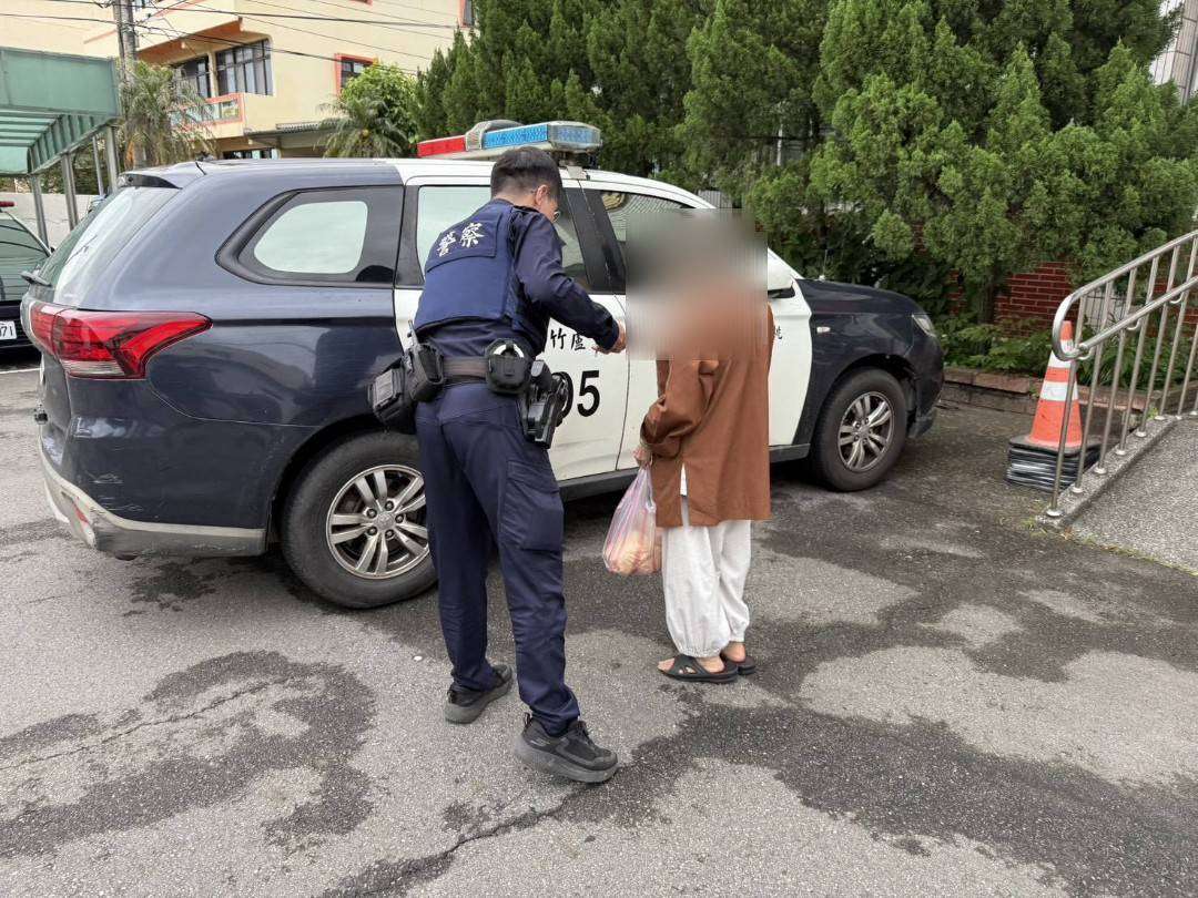 剛搬來不熟路!8旬婦外出購物迷途 蘆竹警引導拼身分助返家 816468