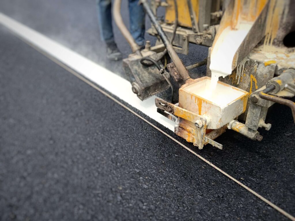 台61蘆竹大園段明起施工 道路封閉詳情曝光 low section man making marking road with machine scaled