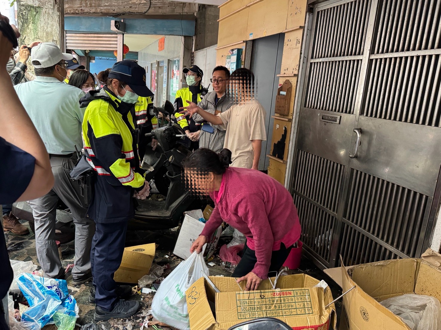 桃園首例!市府強制清除南華街囤積戶 17噸垃圾堆驚見老鼠 S 22036616
