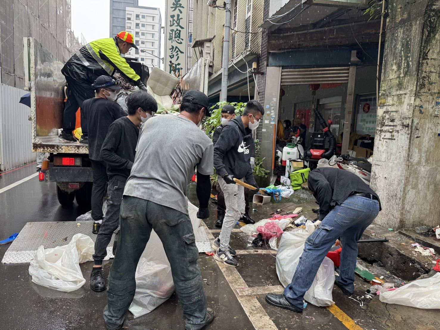 桃園首例!市府強制清除南華街囤積戶 17噸垃圾堆驚見老鼠 S 22036607 0