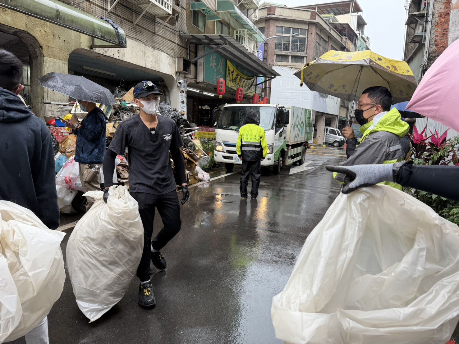 桃園首例!市府強制清除南華街囤積戶 17噸垃圾堆驚見老鼠 S 22036609 0