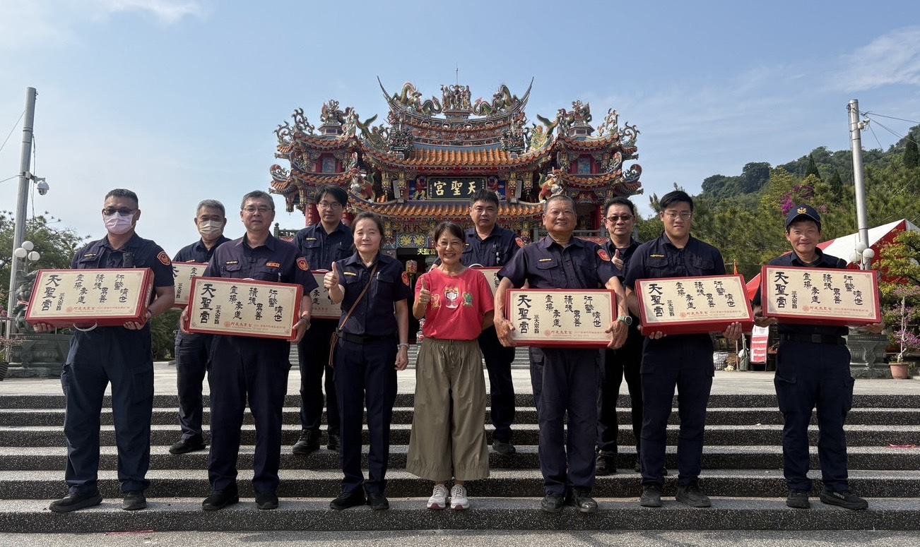 ▲高雄天聖宮聖母聖誕傳愛,攜手湖內警關懷弱勢。〈圖/記者蔡宗武翻攝〉