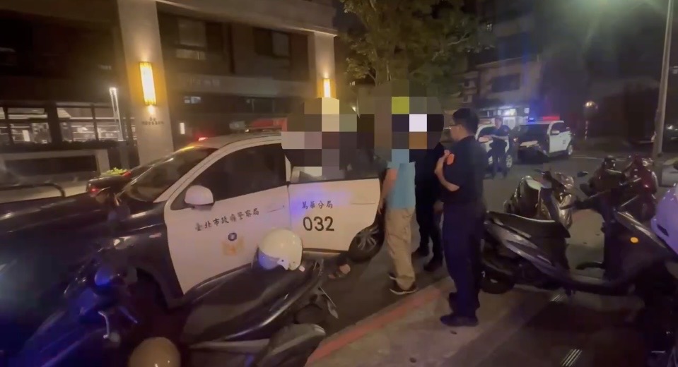 萬華警方將現場人員帶上車。(圖/記者 趙靜姸翻攝)