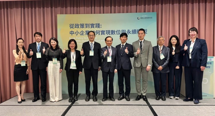 ▲商研院(CDRI)於昨(13)日舉辦「中小企業數位與永續轉型國際論壇」 現場貴賓大合照(由左至右) 。
