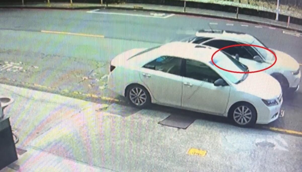 ▲白色自小客車擦撞路旁暫停車輛的左側後視鏡,駕駛卻毫無所覺。