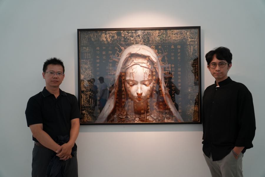 ▲高科大《未來的聖像實驗室》開幕暨座談活動,邀請台南應用科技大學美術系專任副教授鄭勝華(左)與藝術家劉政融(右)分享創作理念與作品脈絡。