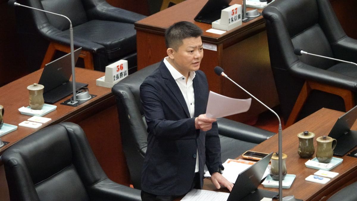 ▲果嶺公園人潮爆滿問題浮現,曾俊傑促增停車、公廁與休憩機能。
