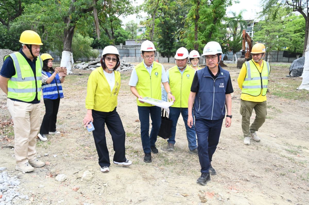 ▲議長康裕成與立委李昆澤今（14）日前往三民公園實地勘察工程進度，關心整體改善規劃與施工情形，期盼打造更安全、友善且具生態永續的公共休憩空間。