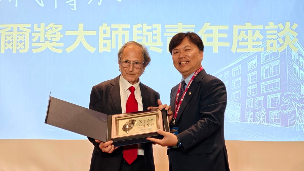 ▲宜蘭大學校長陳威戎(右)感謝諾貝爾獎得主Michael Levitt教授(左)蒞校專題演講。