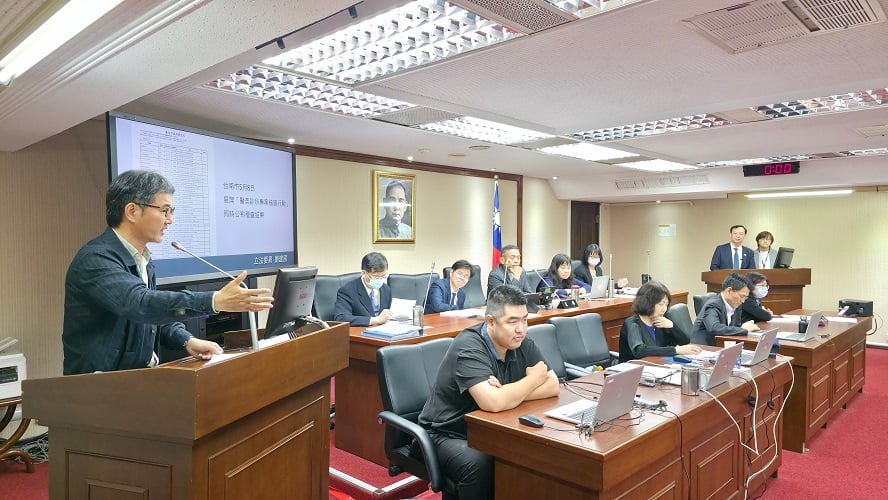 ▲AI浪潮席捲全球,劉建國要求衛福部加速社工AI化,減輕第一線文書負擔。(記者劉峻文攝)