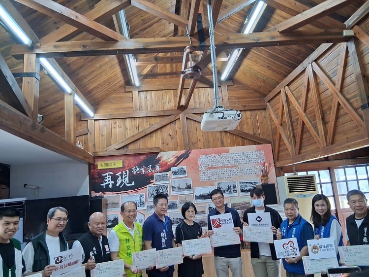 ▲各個企業與虎尾驛理事長吳麗春(左二)一同呼籲民眾購買園遊券。(記者劉峻文攝)