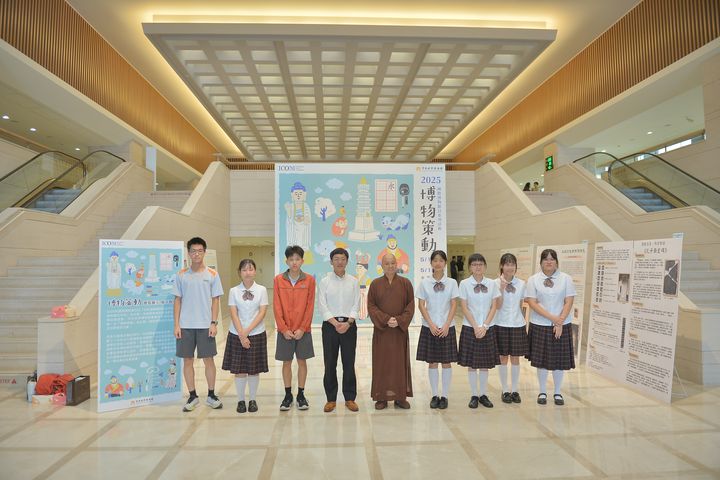 「博物策動」微型展示,學生策展人合影(2025)。今年展示即日起至05/24,持續邀請年輕世代走進博物館、詮釋文化。 圖:中台世界博物館/提供
