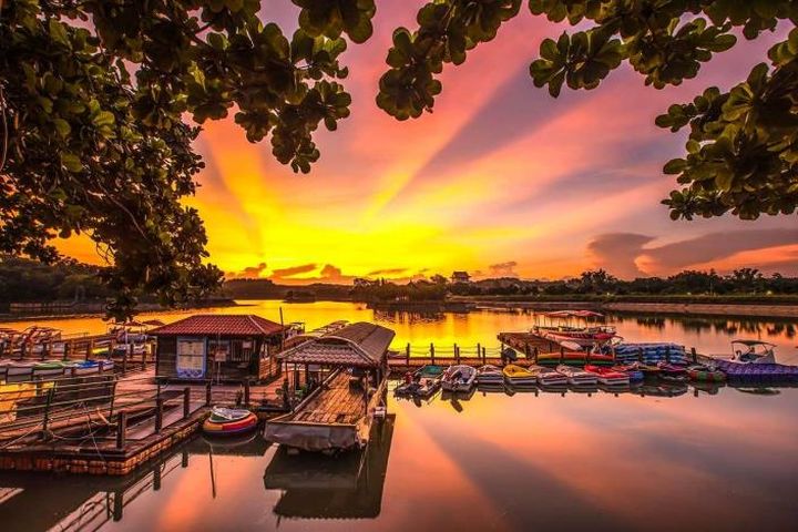 虎頭埤湖畔夕陽美景。 圖:臺南市政府觀光旅遊局/提供