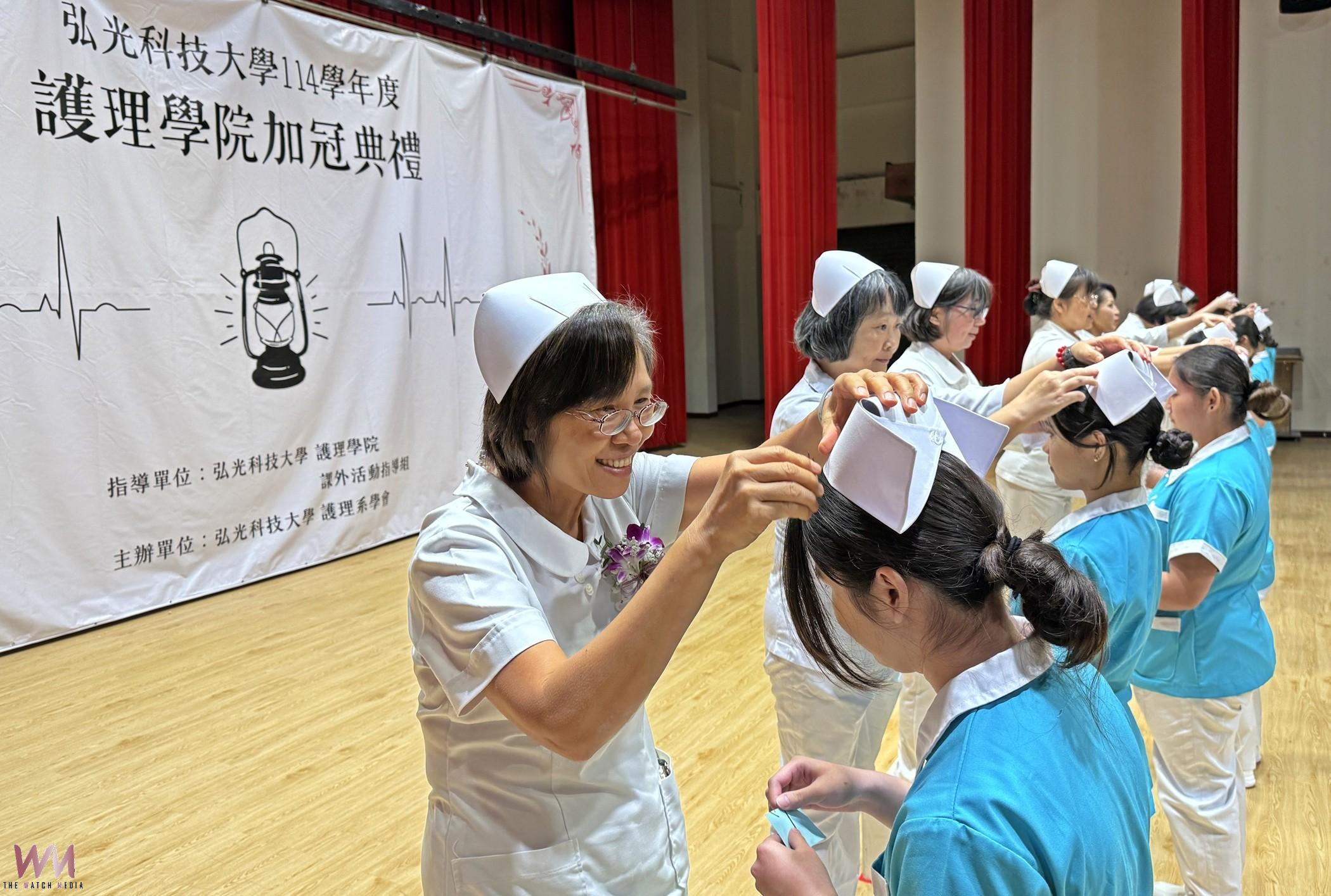 跨領域轉身照護生命　弘光科大加冠典禮 226名學生邁向護理臨床實習里程碑