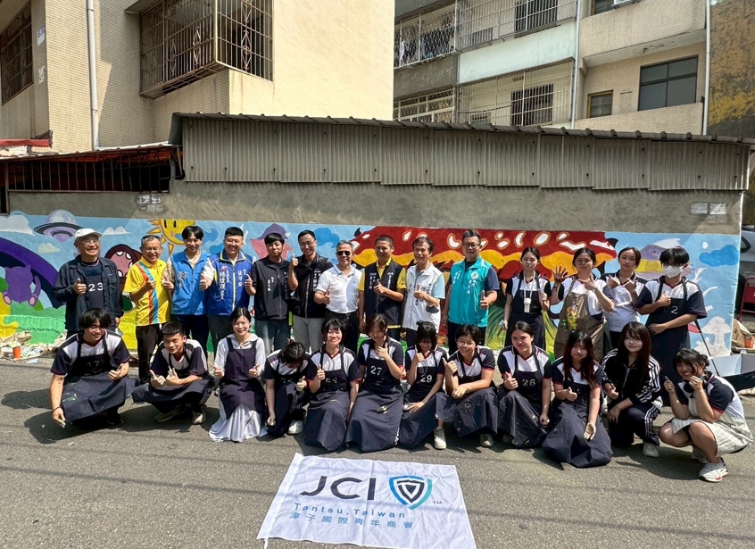 圖 潭子青商及地方仕紳一起餐與行動 記者王偉翻攝