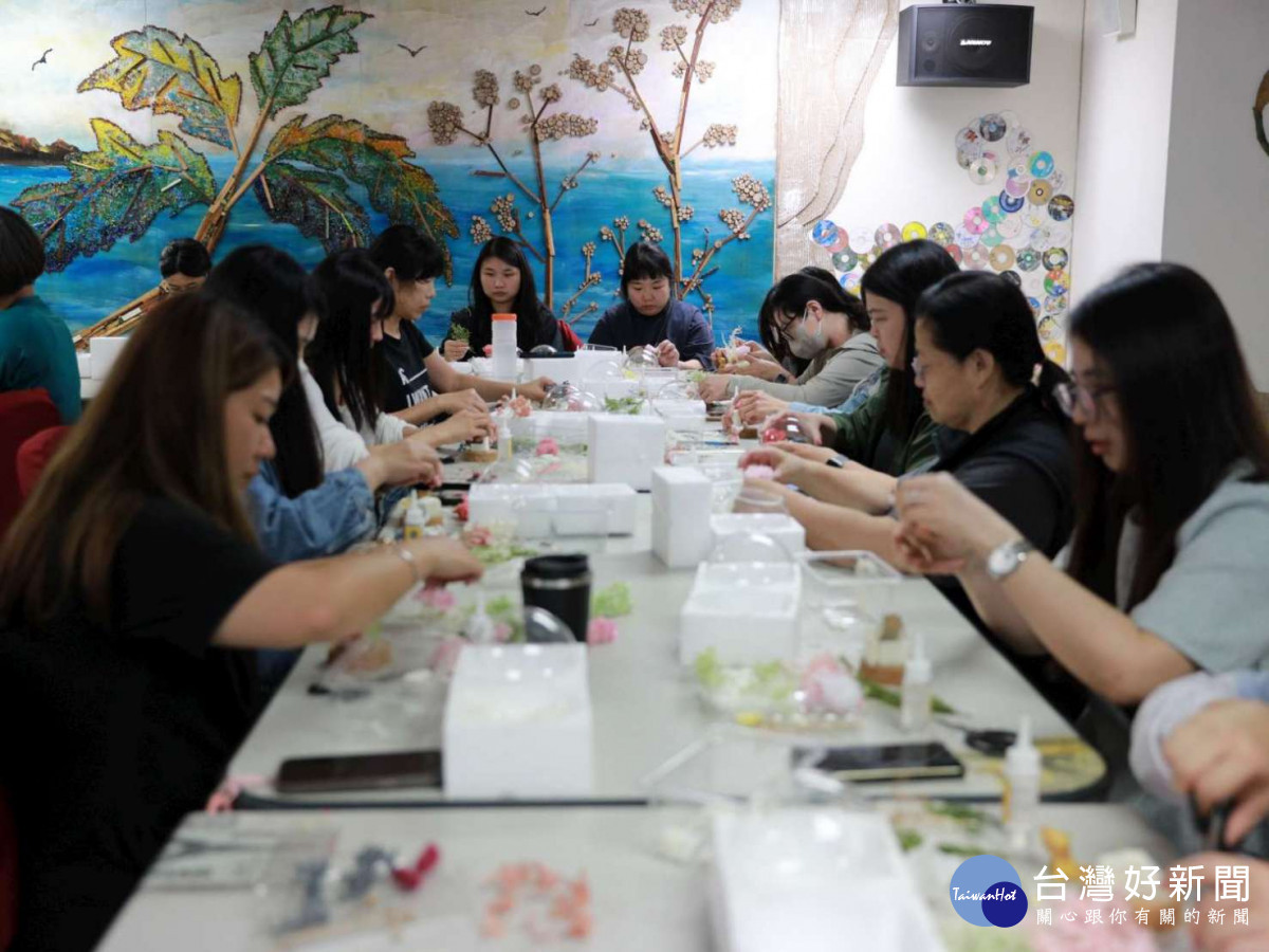 同仁製作花盅。