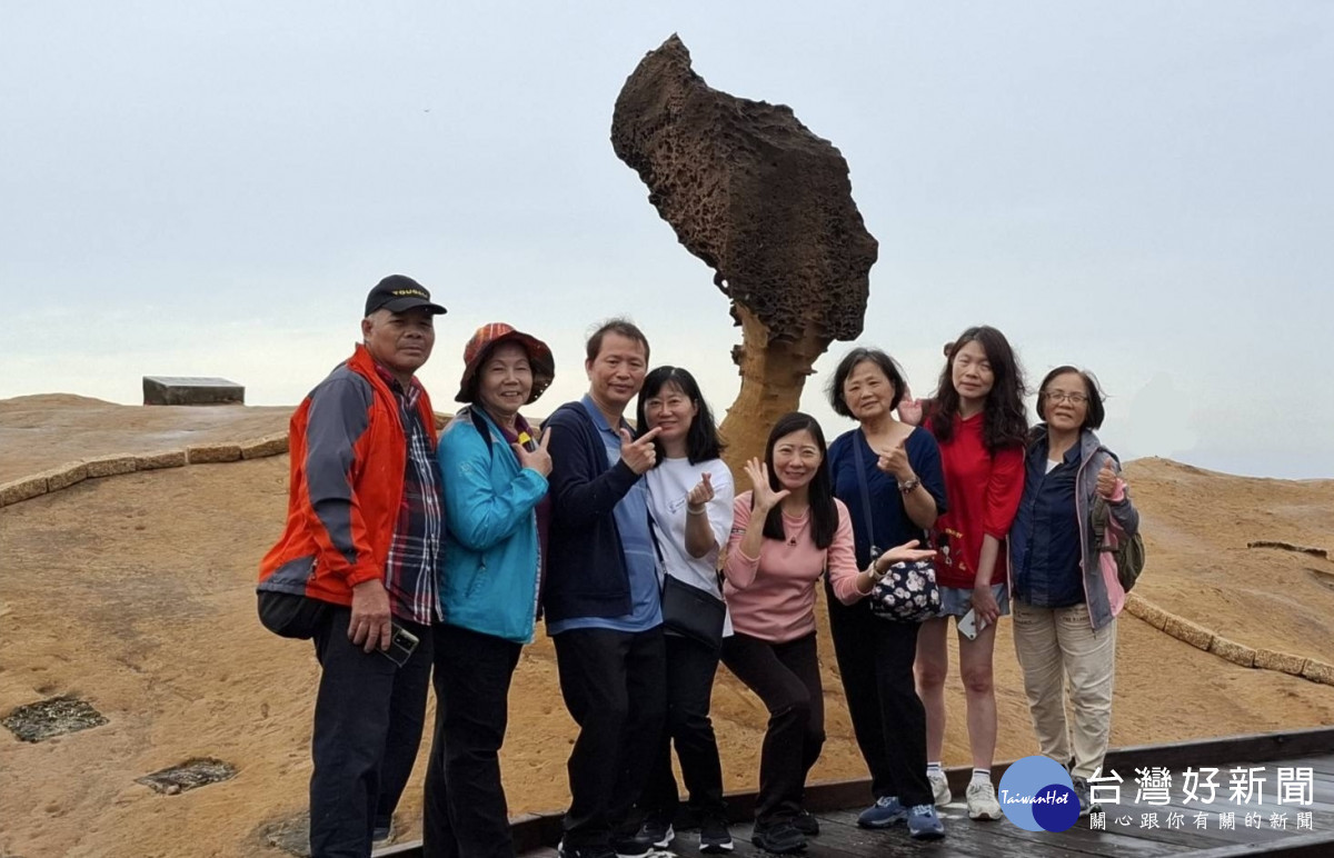 趁著雨後清爽涼適,志工夥伴於著名地標「女王頭」前合影留念