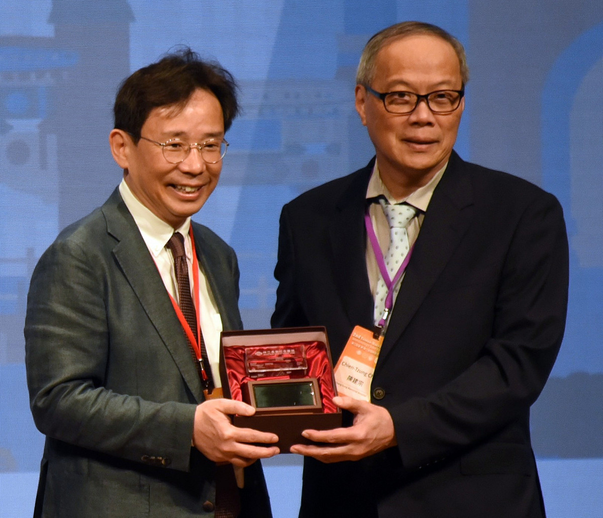 林口長庚醫院陳建宗院長（右）致贈水晶紀念座給韓國科學技術院(KAIST)代表Eui-Cheol Shin教授（左）（長庚醫院提供）