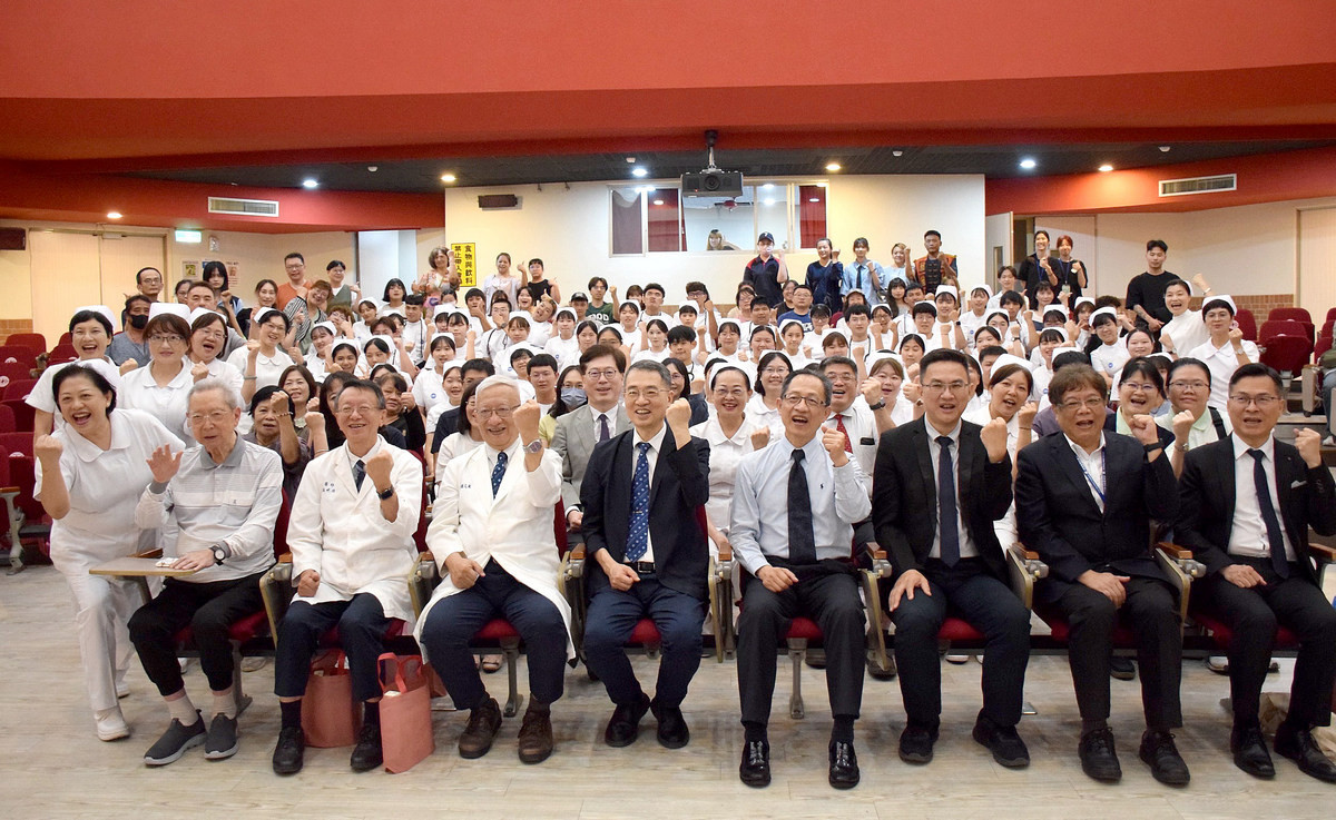 暨大護理學系114學年度加冠典禮,師長、家長、護理師前輩與學生全體合影。(暨大提供)