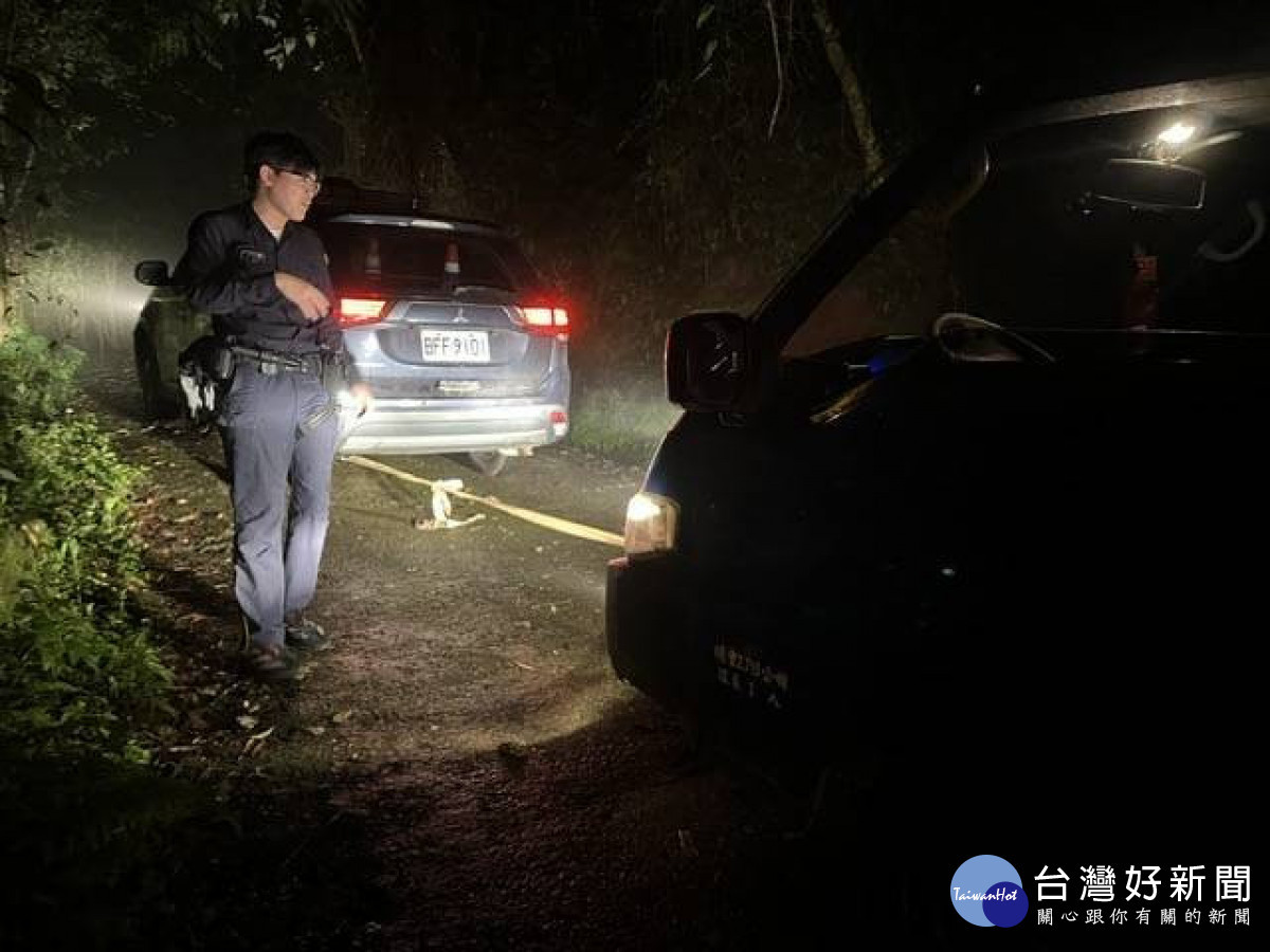 橫山分局尖石分駐所警員前往現場處置，順利將受困車輛拖離泥濘。