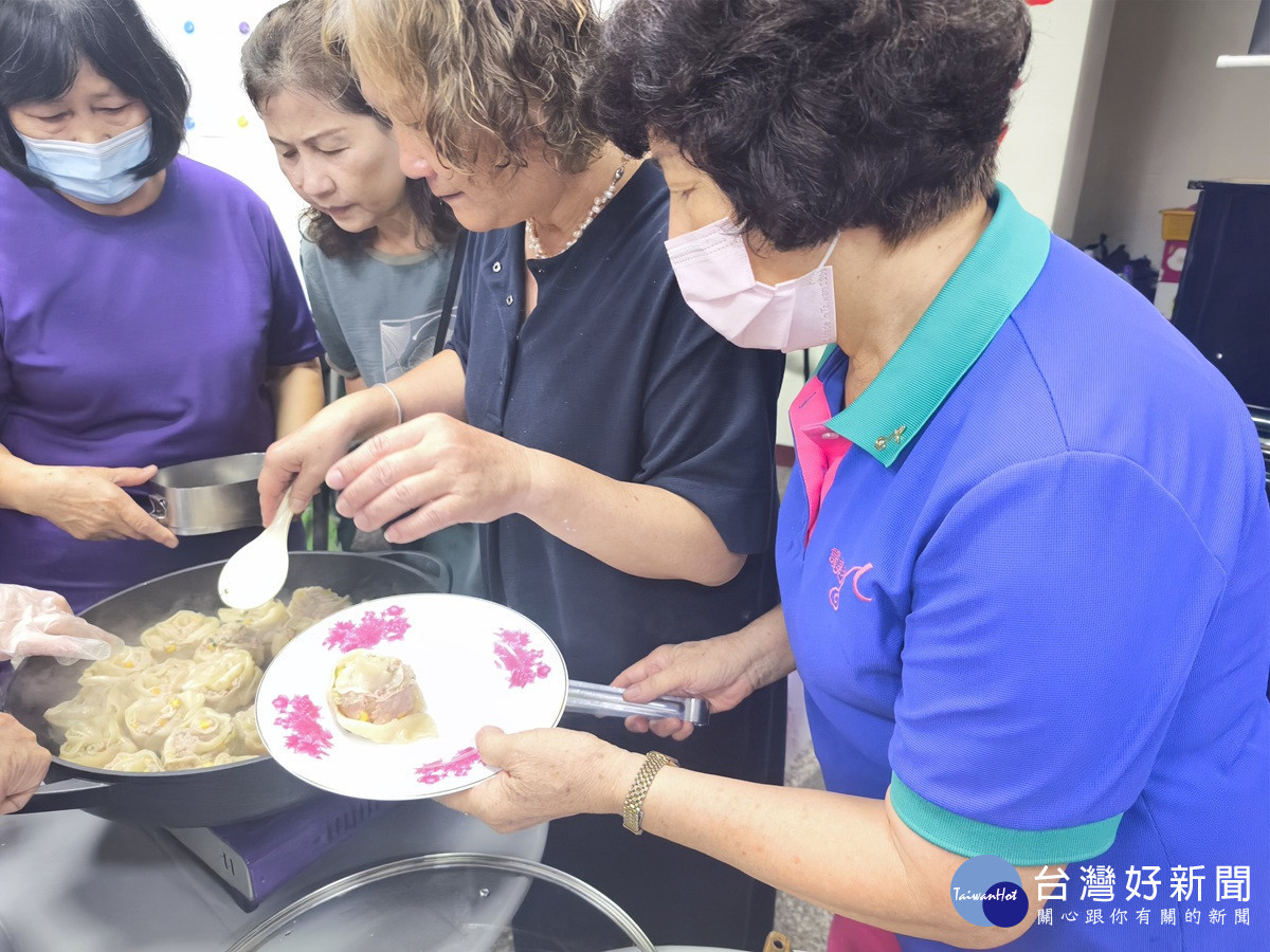 促進長輩身心健康與人際互動 和平據點手作燒賣 心花朶朶開