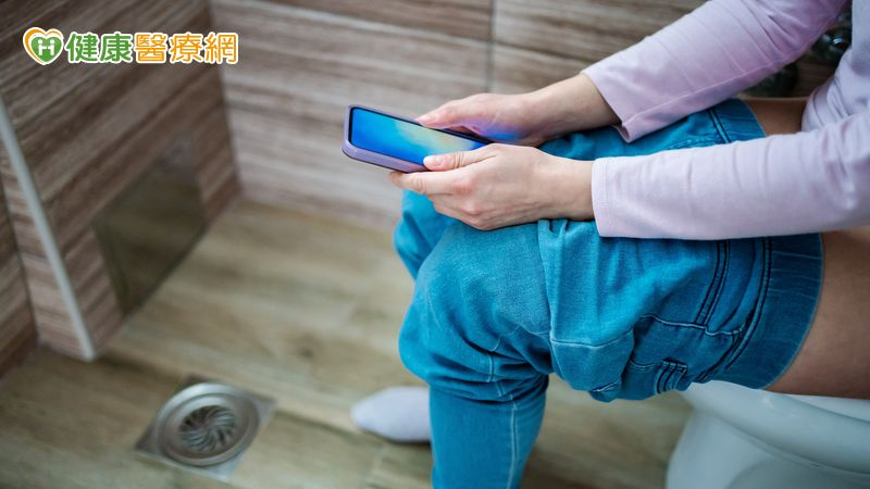上廁所滑手機引發痔瘡 微創雷射治療緩解內外痔疼痛