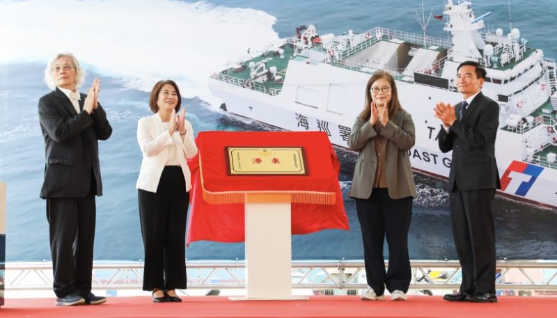東港艦命名下水 管碧玲勉海巡:做國家的堅韌樹根!