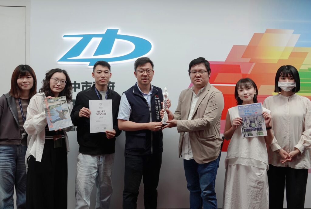 台中市數位局刊物《smart taichung》 再奪繆思設計獎 6 %E6%95%B8%E4%BD%8D%E5%B1%80%E9%95%B7%E5%8F%8A smart taichung%E6%9C%AA%E4%BE%86%E9%80%B2%E8%A1%8C%E5%B8%82 %E5%88%8A%E7%89%A9%E8%A3%BD%E4%BD%9C%E5%9C%98%E9%9A%8A%E8%88%87muse%E7%8D%8E%E7%9B%83%E5%85%B1%E5%90%8C%E5%90%88%E5%BD%B1 1024x687 1
