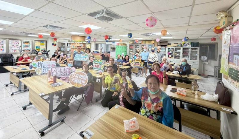 防賄選、防詐騙雙宣導 宜蘭地政深入羅東文化健康站 29 《圖說》「廉能,Lokah Su(您好)」廉政及反詐騙宣導活動,在輕鬆活潑的方式中認識廉政與防詐知識。〈地政處政風室提供〉