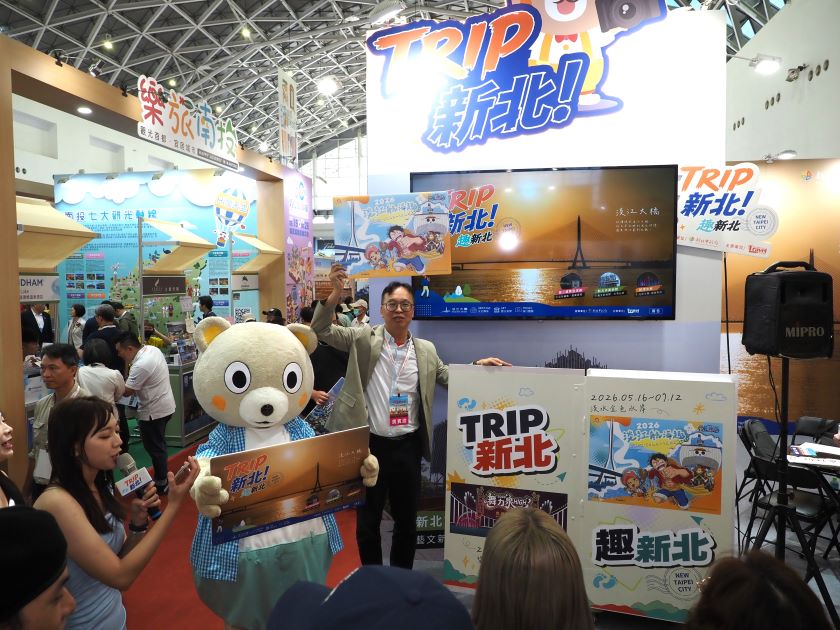 新北前進高雄旅展 淡海新玩法祭旅宿優惠搶市 30 《圖說》新北市觀旅局長楊宗珉攜手吉祥物新北小客,熱情出席高雄國際旅展,為新北館站台造勢並推廣最新旅遊活動。〈觀旅局提供〉