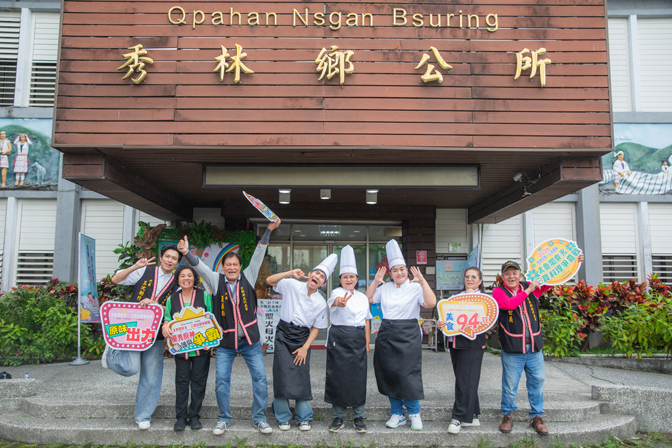 「太魯閣食光」品牌再升級! 秀林鄉三寶料理爭霸戰5月登場 56 02%E8%97%9D%E4%BA%BA%E7%8E%8B%E5%AE%8F%E6%81%A9%E8%88%87%E7%A7%80%E6%9E%97%E9%84%89%E9%95%B7%E5%92%8C%E4%BB%A3%E8%A1%A8%E5%80%91%E5%AE%A3%E5%82%B35 2223%E7%A7%80%E6%9E%97%E4%B8%89%E5%AF%B6%E6%96%99%E7%90%86%E7%88%AD%E9%9C%B8%E8%B3%BD